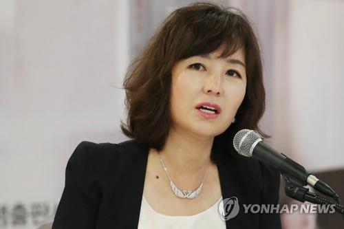  공지영, '윤석열 검찰총장 윤리강령 위반으로 감찰 청원합니다'