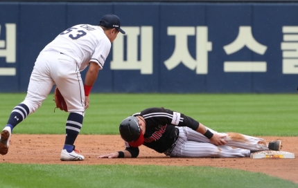 LG 오지환, 무릎 부상으로 3주 진단. 포스트시즌 출전 불투명 LG 오지환, 무릎 부상으로 3주 진단. 포스트시즌 출전 불투명