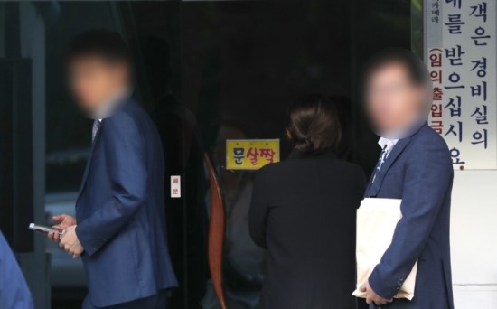  조국 법무부 장관 의혹을 수사 중인 검찰이 23일 조 장관의 자택을 압수수색  