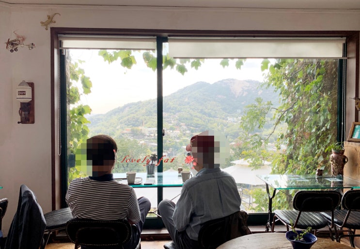  부암동 산모퉁이 카페 "경치 좋다~"