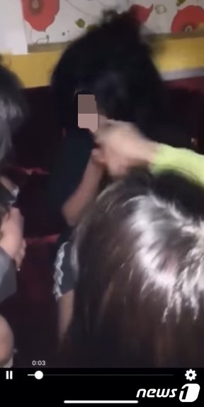수원 노래방 '06년생 집단 폭행' 영상 논란…경찰 수사 나서