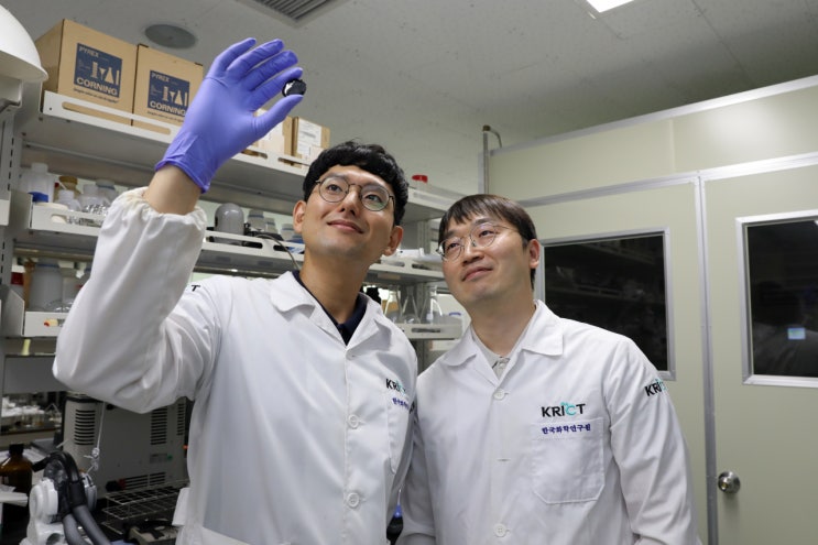 온실가스 메탄을 화학원료로 99% 전환…석유화학시장 판도 바꾼다 - 화학硏 연구진, 비산화 메탄 직접 전환기술 개발 온실가스 메탄을 화학원료로 99% 전환…석유화학시장 판도 바꾼다 - 화학硏 연구진, 비산화 메탄 직접 전환기술 개발