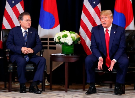 트럼프, 文대통령 앞에서 문답 17차례 독점… 질문 가로채기도 트럼프, 文대통령 앞에서 문답 17차례 독점… 질문 가로채기도