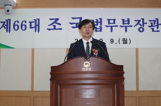검찰, 법무장관 첫 강제수사…한국당은 '曺 직무정지 가처분' 신청   