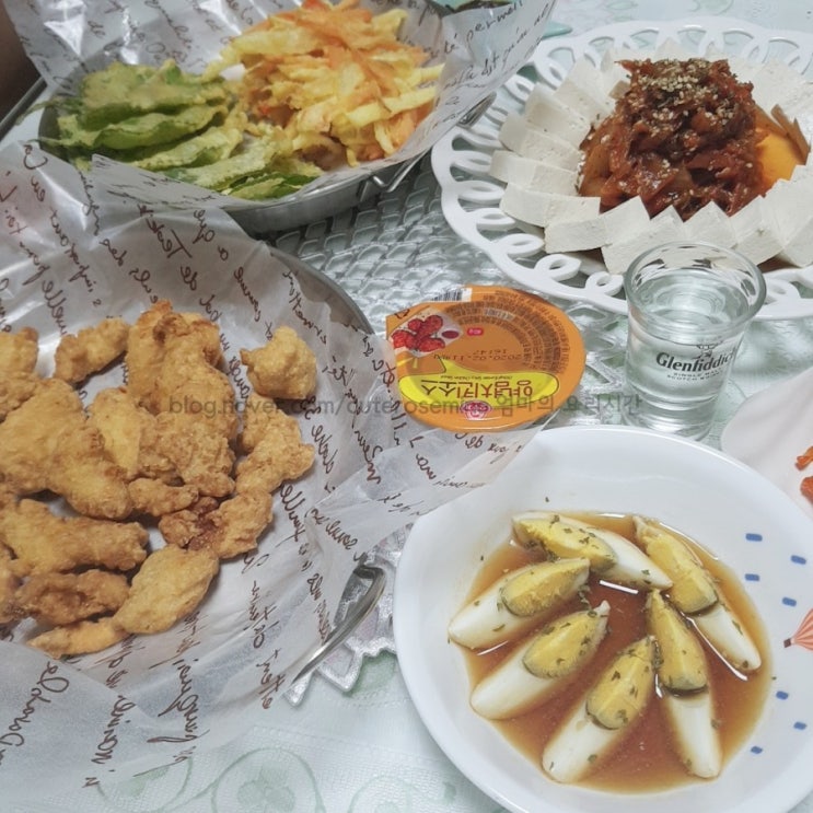  후라이드치킨과 야채튀김에 두부김치를 안주로 안동소주 한잔