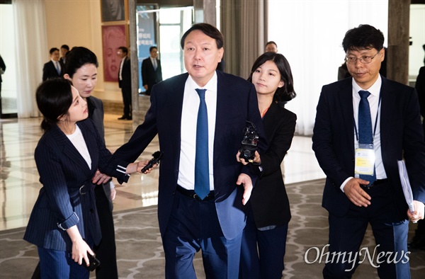  윤석열 "조국 수사, 절차대로 진행되고 있다"