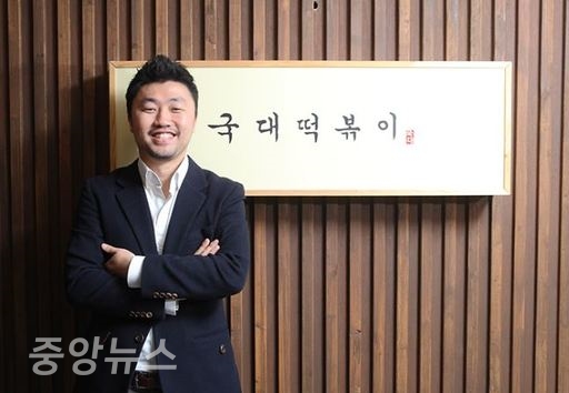 ‘매년 가게 10여개 씩 감소’…국대떡볶이, 불매운동 확산 직면[중앙뉴스]