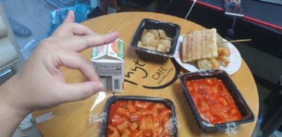  "우리가 지켜주자" 일베 영웅된 국대떡볶이