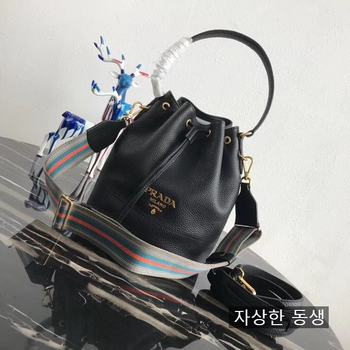  프라다 레더 버킷백! 가을 겨울맞이 추천백 가방!