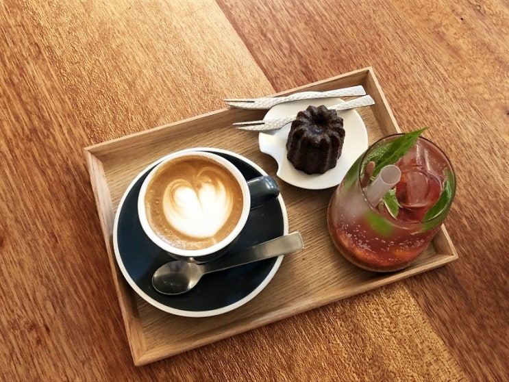 강남구청 카페 LiFE COFFEE / 서점과 가구 그리고 커피