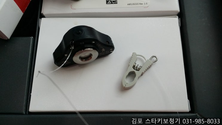  귀 뒤에 붙이는 골전도 보청기 여성에게 유리