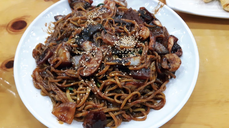 오늘의 직장인 런치 '교동짬뽕 쟁반짜장과 미니군만두' 오늘의 직장인 런치 '교동짬뽕 쟁반짜장과 미니군만두'