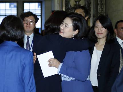  한일 정상 만남은 무산..김정숙·아키에 여사는 '손잡고 포옹'