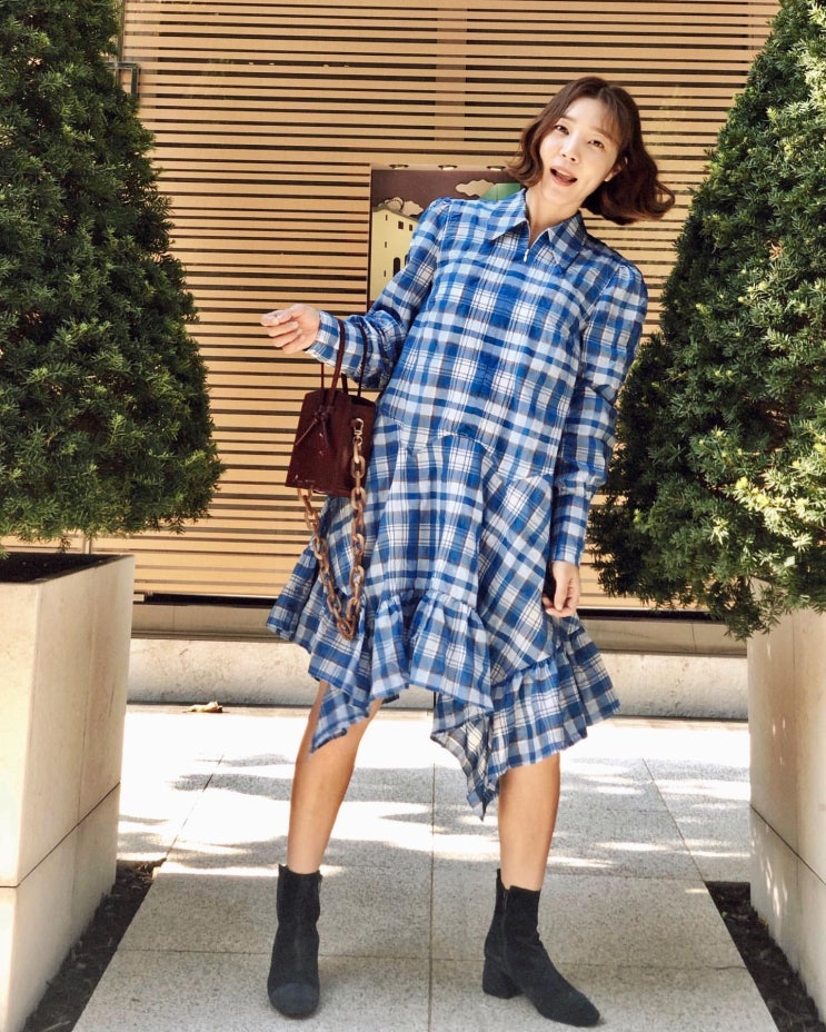  신다은 인스타그램패션 버건디 미니백은 루이우이 페기백