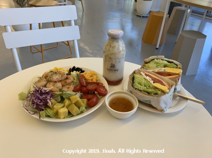  광주샐러드카페 신선한주방 생바나나딸기우유 맛있어