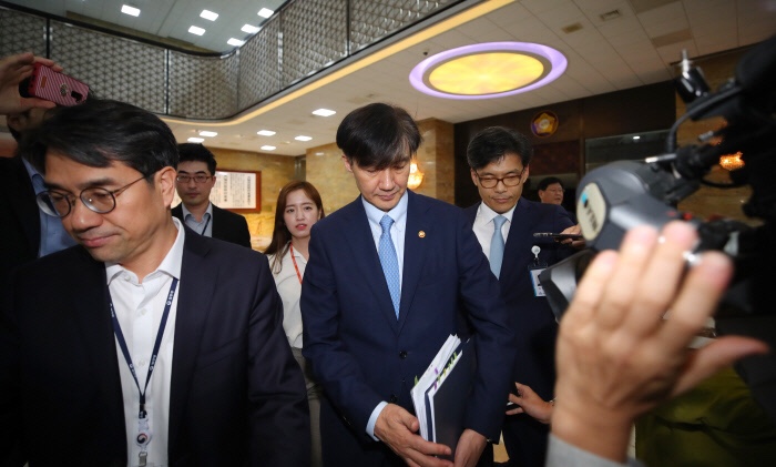  '조국 전화'에 또 아수라장… 주광덕 "탄핵소추 사유" vs 김종민 "검찰 중 누가 보고하나?"