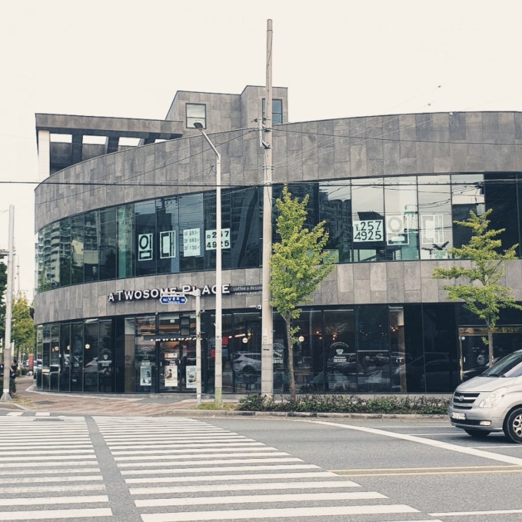 투썸플레이스 울산 삼산본동점 넓고 쾌적해