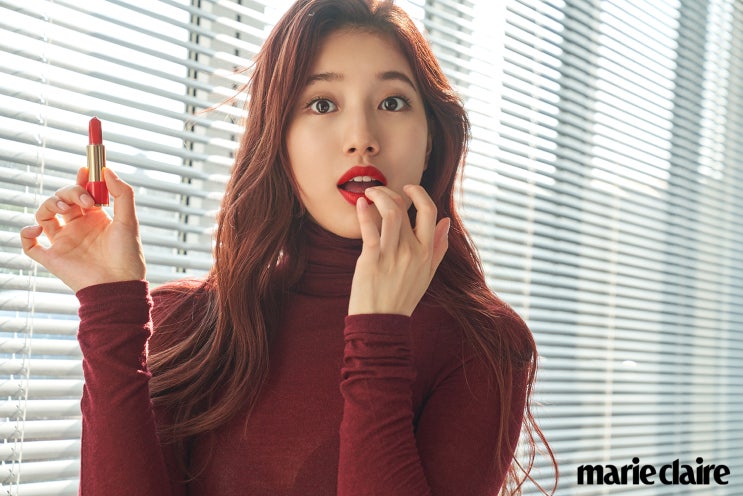  랑콤 수지 마리끌레르 화보 속 파운데이션 & 립스틱 제품은? 랑콤 뗑 이돌 롱라스팅, 압솔뤼 루즈 루비 크림 & 쉬어 & 드라마 마뜨 가을 MLBB 립스틱으로 추천!