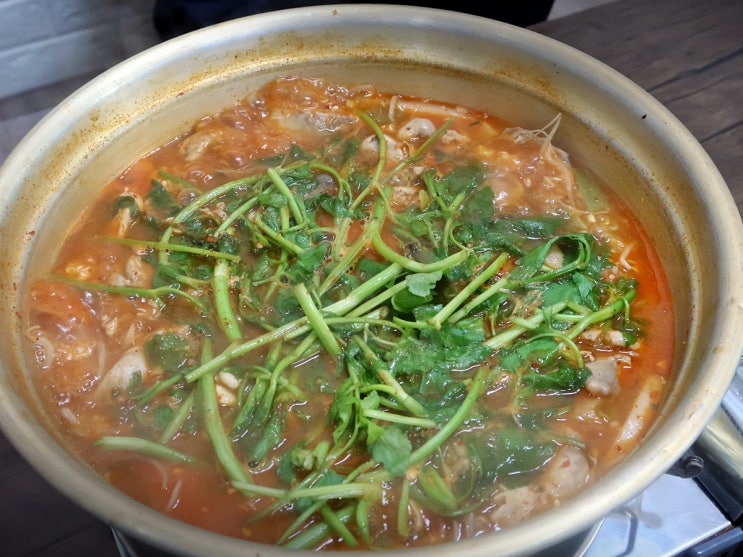  삼척 바다 양푼이 동태탕. 왕그릇에 쌔려(?) 넣은 진한 해장탕