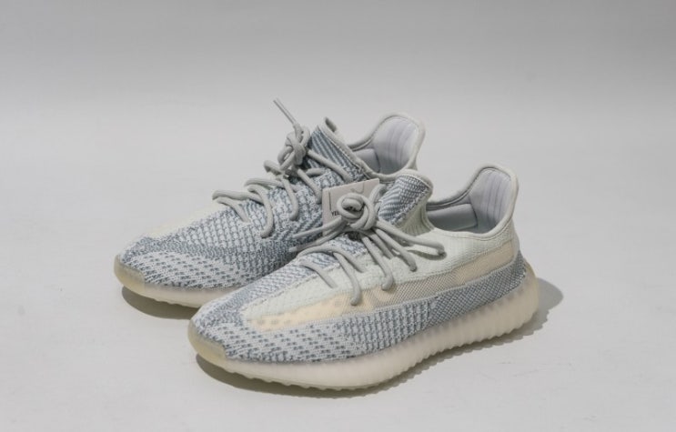  이지부스트 350 v2 클라우드 화이트 청량하네요