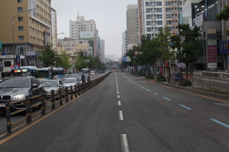  아무도 없는 새벽 목요일 아침 출근길