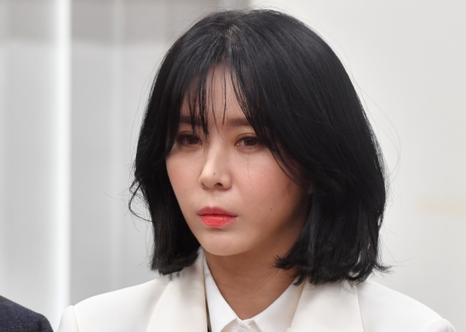  '나는 증언자'라던 윤지오, 이젠 '한국 못간다'