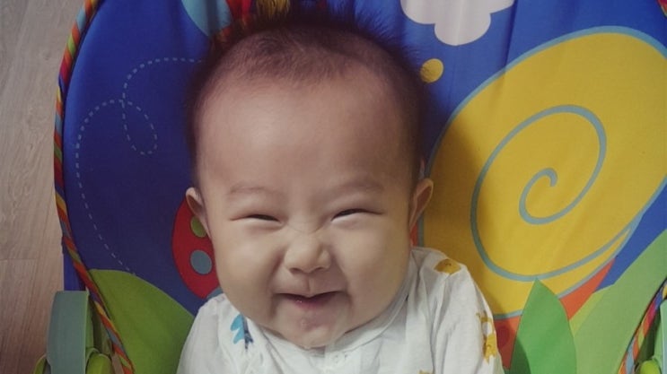  하랑이는 오감놀이 중
