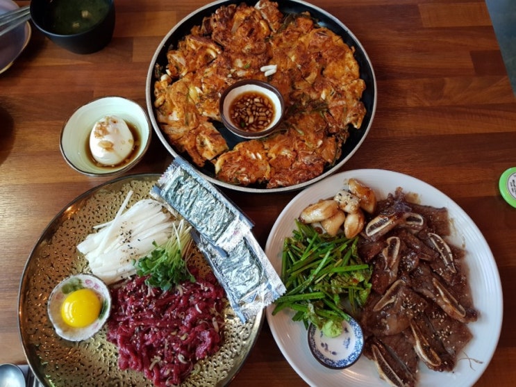  신논현 술집 유쾌한술집 신논현점에서 육회의 진수를 맛보다~ ^^