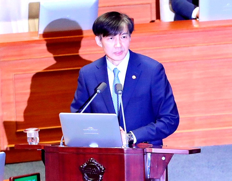  조국, 자택 압수수색 검사에 직접 전화했다 "아내 배려해달라"...직권 남용·외압 논란