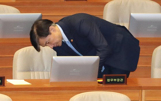 조국, 압수수색 검사와 통화… 김종민 "누가 흘렸나 색출해야"
