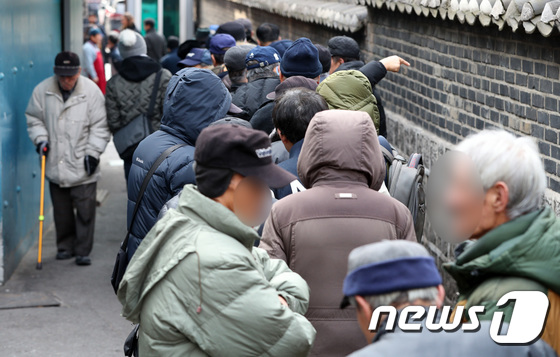 노인 절반이 연금 수령자…월 평균 67만원 노인 절반이 연금 수령자…월 평균 67만원