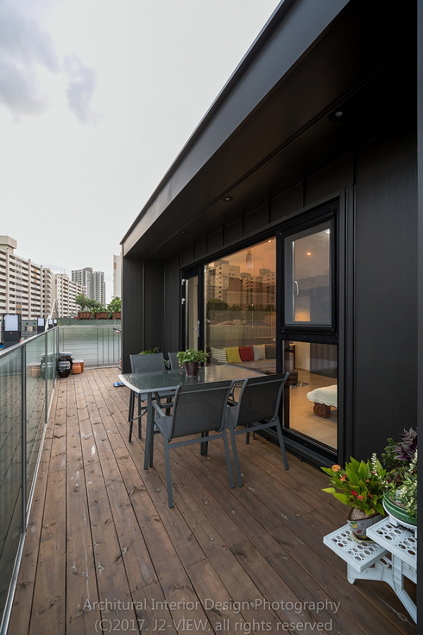데크 인테리어 - 방부목으로 조성한 친자연적인 느낌의 옥상공간