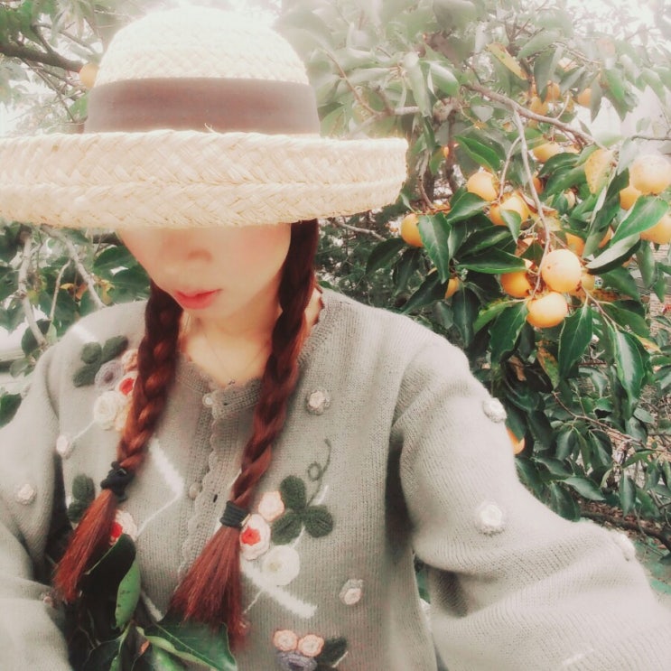  할머니 옷장에서 발견한 빈티지 울 가디건 & 까멜리아 패턴의 베이비돌 원피스 코디