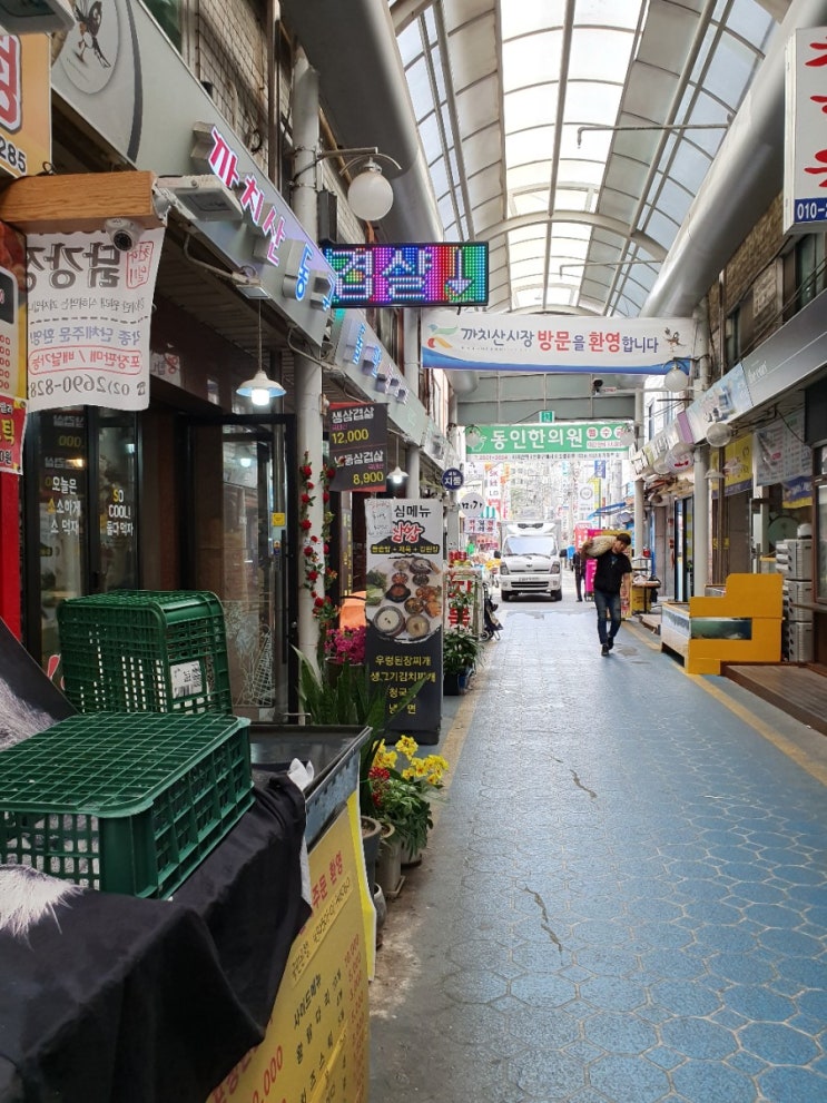  까치산역 고깃집 동구 돌판 생고기에서 삼겹살먹었어요.