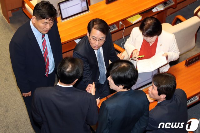  이런 말이 어디있나? 격분한 與…“장관 전화 부적절했다면 검사가 안받았어야”