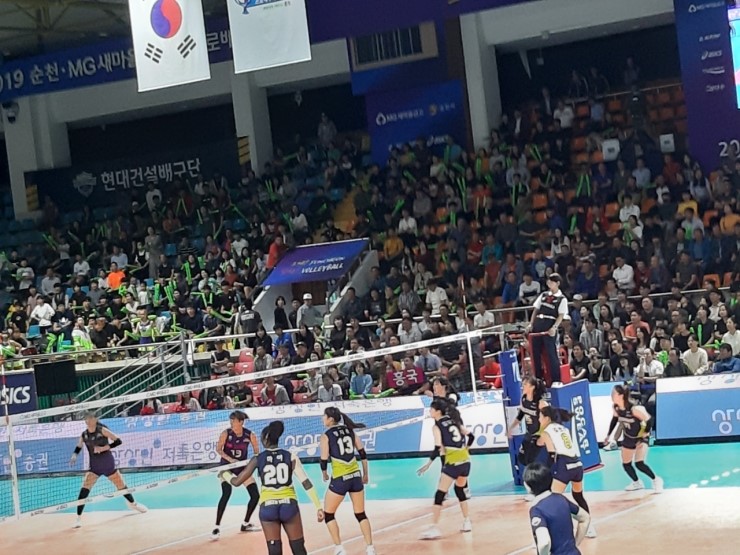  KGC인삼공사와 현대건설, 28일 결승전...KGC인삼공사. 현대건설, GS칼텍스와 흥국생명 상대 풀세트 접전 끝에 3-2 역전승으로 결승 진출 ..29일부터 남자부,순천팔마체육관에서 경기 [e조은뉴스/조순익 기자]  