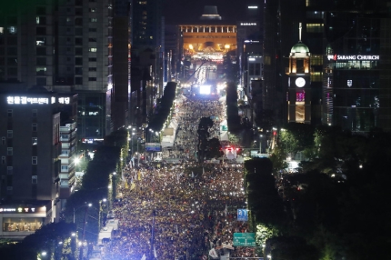 [속보] “검찰개혁” “조국 수호” 서초동 촛불집회…주최 쪽 “200만명 참석”