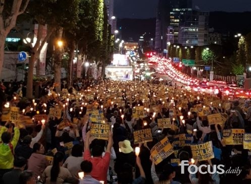 서초동 촛불집회 '검찰개혁'을 '맞불집회'로 물타기하는 언론들 서초동 촛불집회 '검찰개혁'을 '맞불집회'로 물타기하는 언론들
