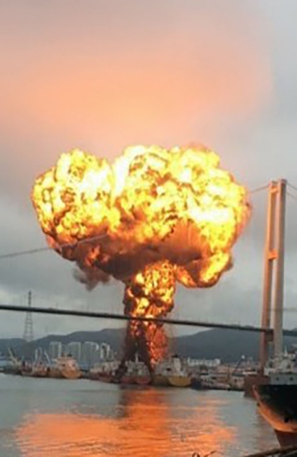 울산서 석유제품운반선 폭발·화재…"구조 46명 중 9명 부상"