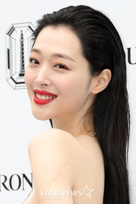  설리, 속옷 미착용 라이브 노출 "사고"VS"고의냐"[스타이슈]