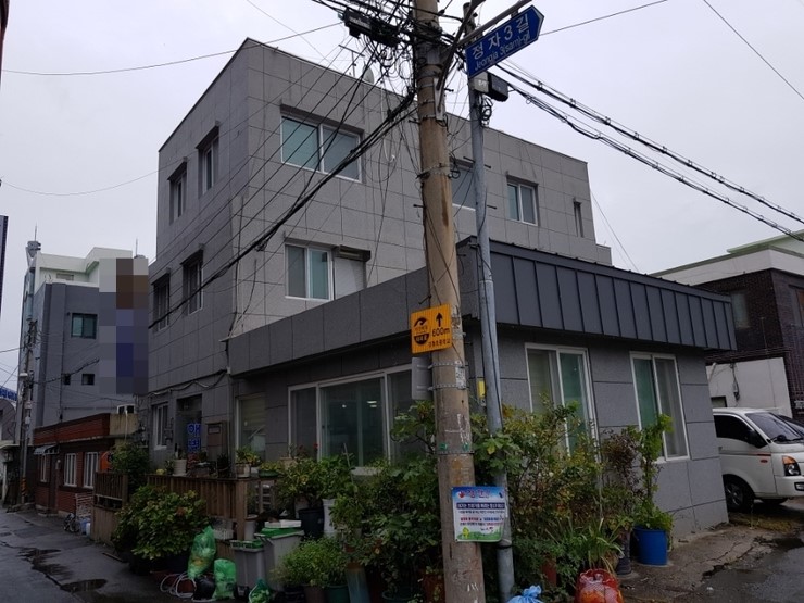  상가주택의 계단 벽체 쪽으로 흐르는 욕실의 울산 누수탐지