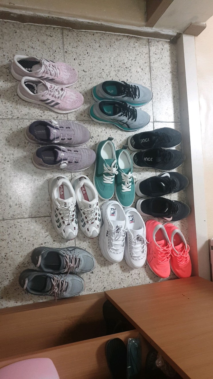  자취와 함께 하는 신발들