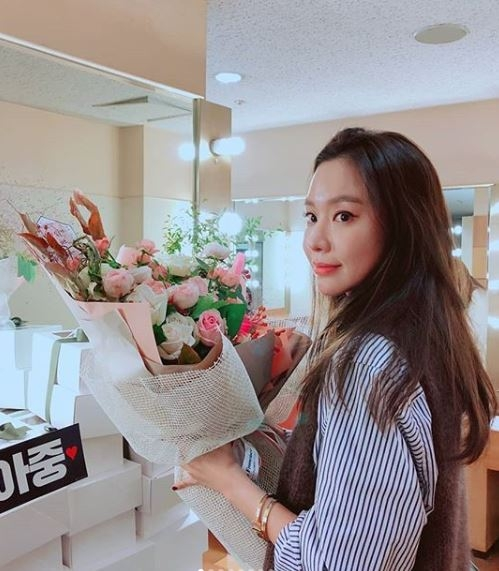  '나쁜녀석들' 김아중, 꽃과 함께 자랑한 꽃미모...'김아중의 나이는?'