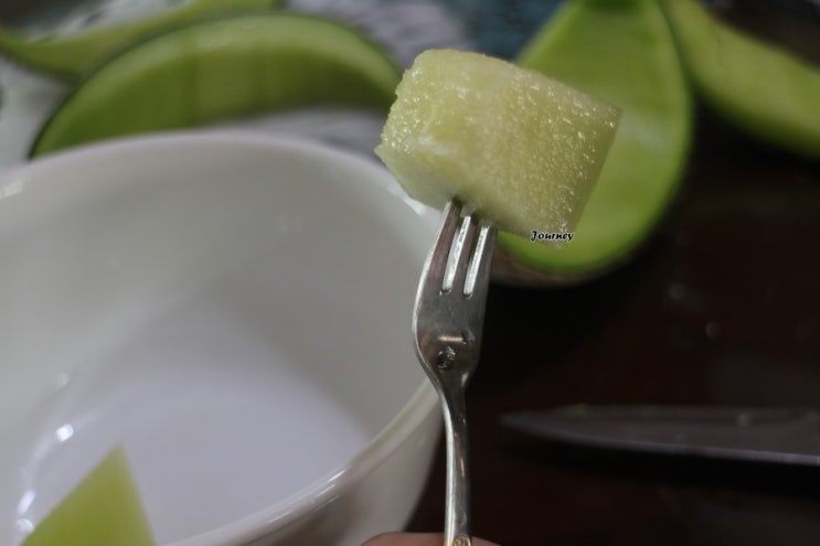 칠갑산 멜론 , 1+1 과일 세일한다길래 .. 묵직하게 들고온 메론두통!!