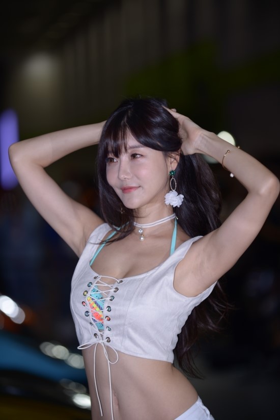  다가오는 2019오토살롱위크 2018오토살롱과 2018오토모티브 위크 레이싱모델