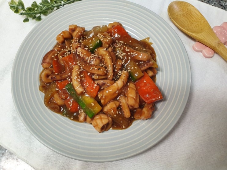  아이들 맞춤 반찬 만들기! 굴 소스를 넣어 짭조름하고 달달한 오징어볶음 만들어줬어요