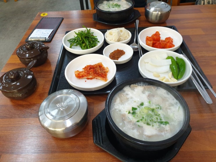  영도대교 지나서 바로있는 부산 본가돼지국밥! 아침식사 돼요 ~