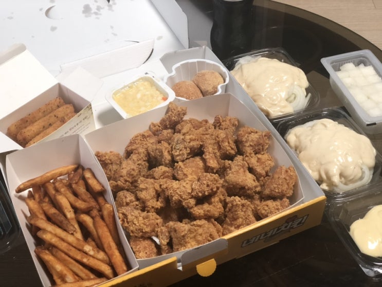  네네치킨 먹방 :: 크리미언치킨 + 네네볼(치즈볼) + 네네스위틱(고구마치즈스틱) + 감자튀김 + 짜용소스
