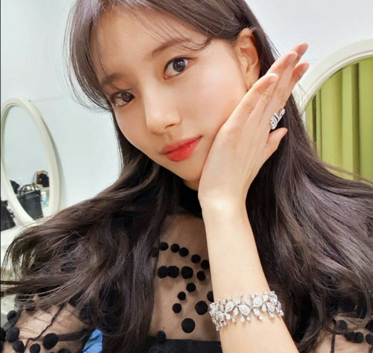 수지 인스타그램 드레스는 2019 크리스찬 디올 리조트 컬렉션 수지 인스타그램 드레스는 2019 크리스찬 디올 리조트 컬렉션