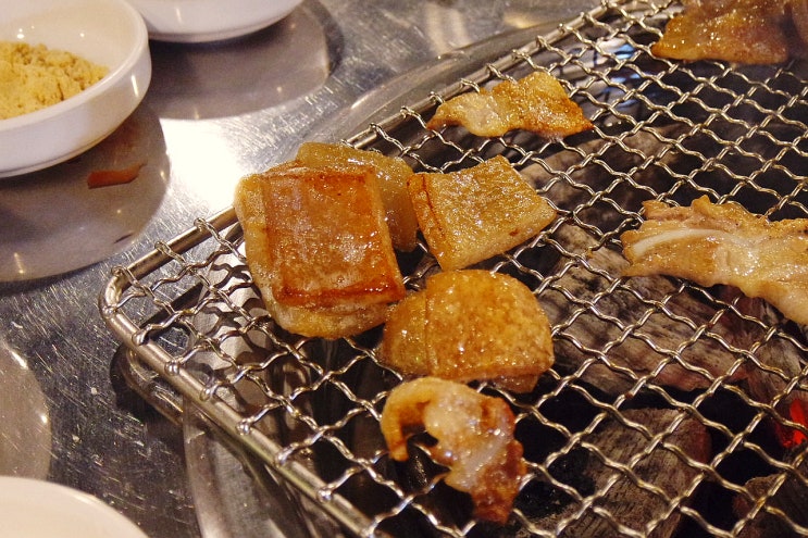  숯불에 구운 돼지껍데기구이 - 평리동 단골 맛집 [신저팔계]
